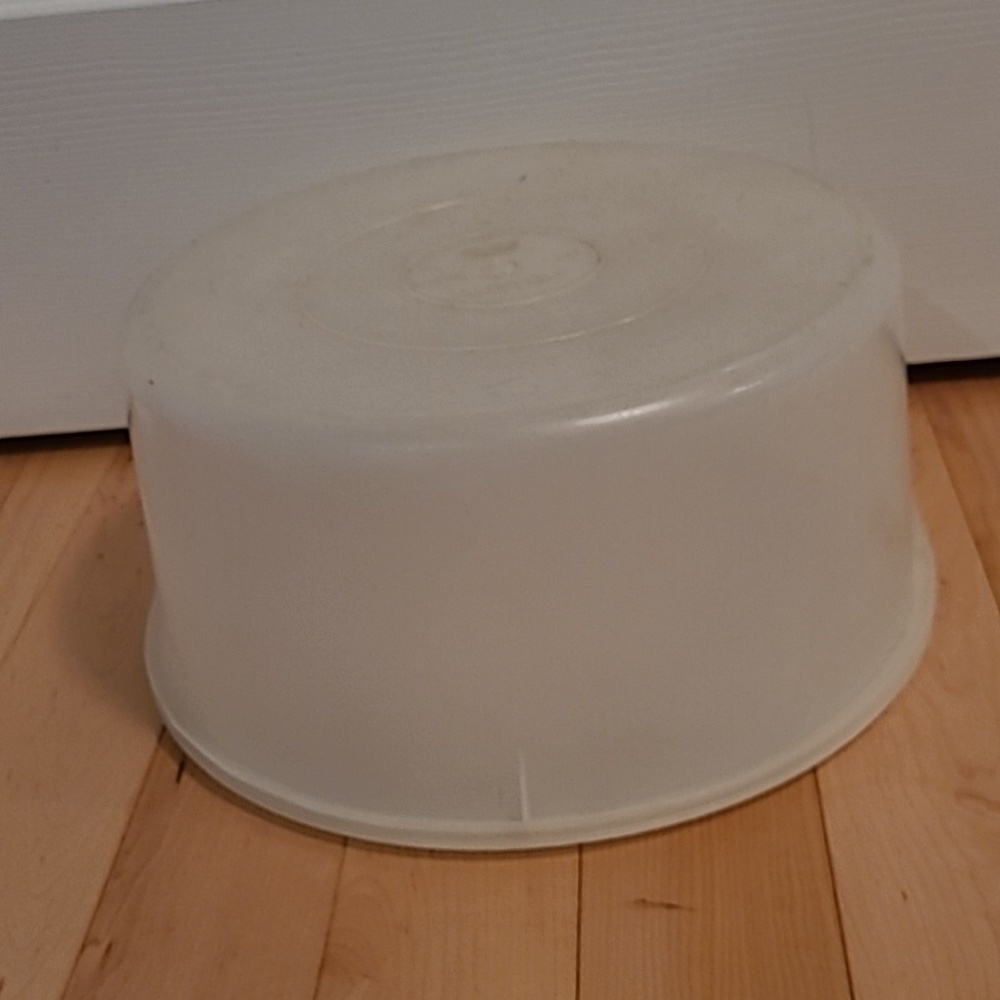 Vintage Tupperware round cake holder (#256 and 224)